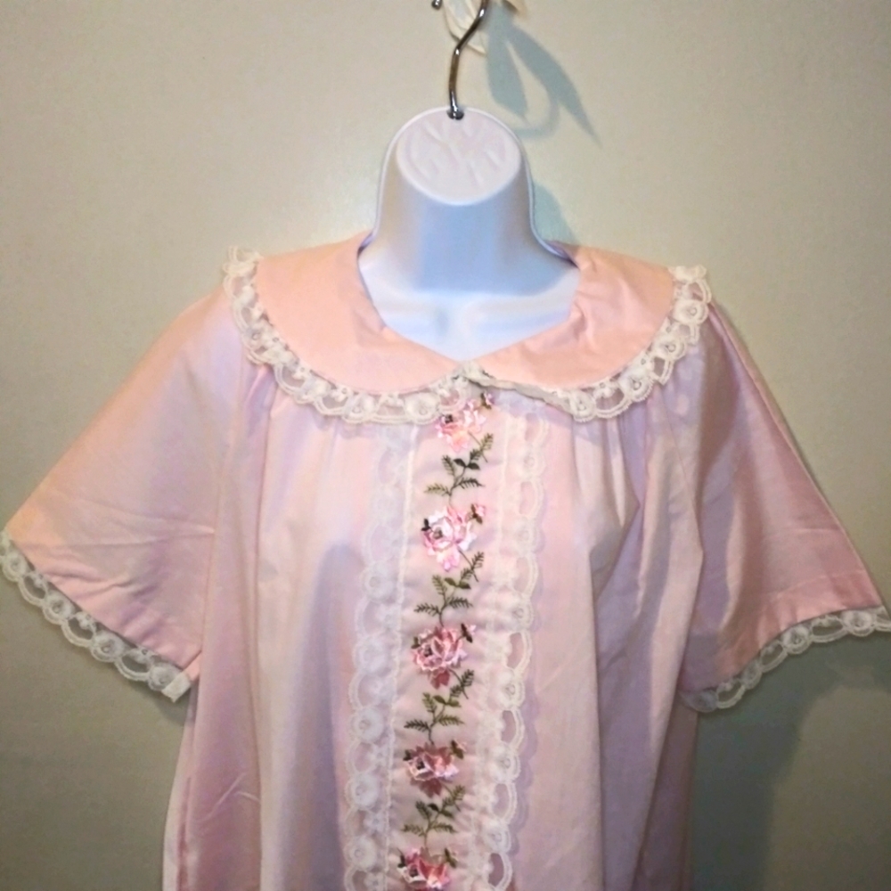 Vintage 1950's Smart Time Rose Embroidered, Lace Trimmed Pink Cotton Robe - Picture 2 of 12